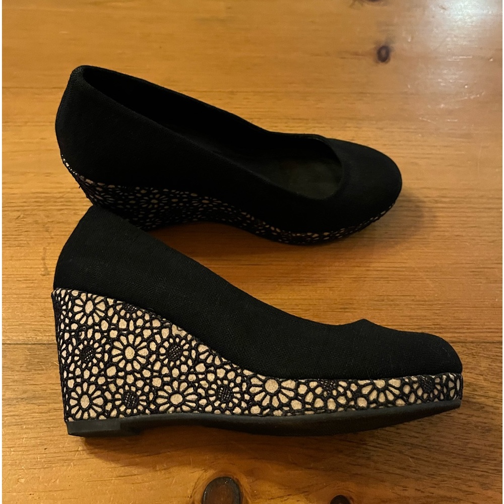 Maurices Floral Wedge, Size 7.5, Like New